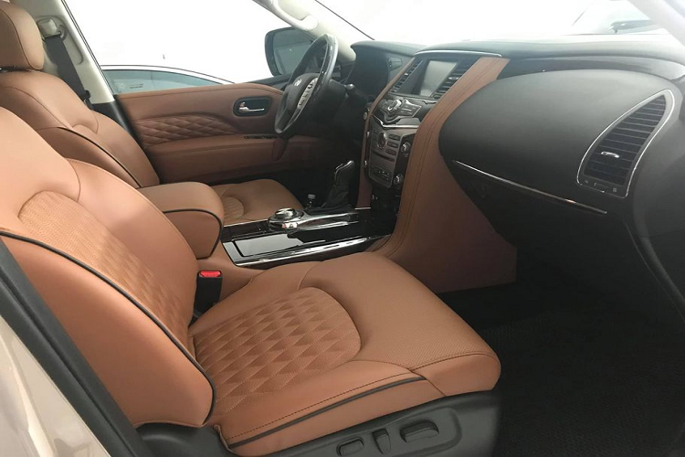 Với chiều dài lên tới 5.339mm, rộng 2.029mm và cao 1.925mm, QX80 vẫn khiến người đi đường chú ý bởi kích thước đồ sộ của nó. Nhờ có thân xe cỡ lớn nên Infiniti đã có thể bố trí chỗ ngồi thoải mái cho 7 người bên trong cabin. Hàng ghế sau cùng dạng băng ngồi được 3 người, trong khi hàng ghế thứ 2 có 2 chỗ ngồi được ngăn với nhau bởi bệ tì tay.