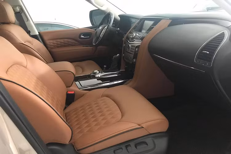 Với chiều dài lên tới 5.339mm, rộng 2.029mm và cao 1.925mm, QX80 vẫn khiến người đi đường chú ý bởi kích thước đồ sộ của nó. Nhờ có thân xe cỡ lớn nên Infiniti đã có thể bố trí chỗ ngồi thoải mái cho 7 người bên trong cabin. Hàng ghế sau cùng dạng băng ngồi được 3 người, trong khi hàng ghế thứ 2 có 2 chỗ ngồi được ngăn với nhau bởi bệ tì tay.