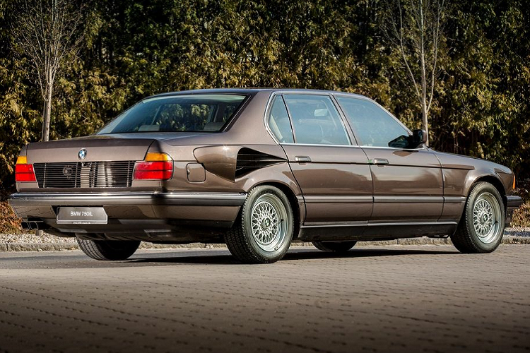 Tuy đây là một ý tưởng hết sức táo bạo nhưng vì một số lý do khách quan nên nó đã sớm "chết yểu". Từ đó, khối động cơ V16 của BMW chính thức đi vào quên lãng để nhường chỗ cho sân chơi của động cơ V12.