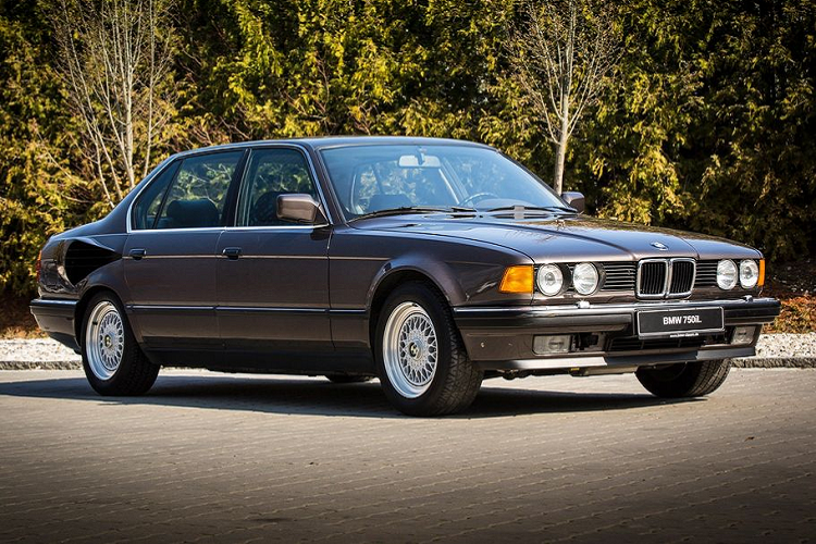 Ngày nay, sự yêu cầu ngày một khắt khe từ các Chính phủ và cộng đồng quốc tế về tiêu chuẩn khí thải đang đe doạ sự tồn vong của động cơ V12. Trong khi đó, những khối động cơ lớn 16 xy-lanh thường chỉ xuất hiện trên các mẫu xe hàng khủng của một số thương hiệu như Cadillac và Bugatti. Nhưng với một chiếc xe BMW 767iL Goldfisch lại khác.