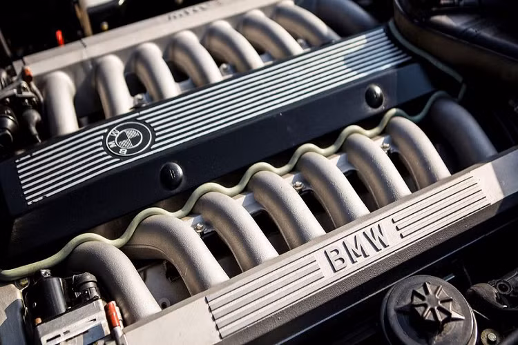 Sự ra đời của động cơ BMW V16 được bắt đầu từ năm 1987, khi đó khối động cơ 16 xy-lanh này được hãng xe xứ Baravia đặt tên mã là Goldfish. Khối động cơ V16 của BMW được phát triển dựa trên khối động cơ V12 6.6L, nó tương tự với kiểu động cơ V12 mà hãng cũng đang trang bị trên dòng M760i và các mẫu Rolls-Royce Ghost hiện tại.