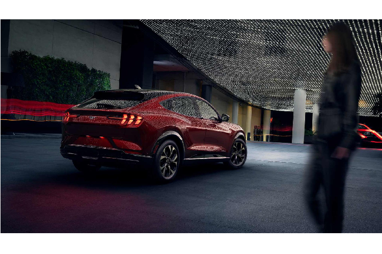 Tại Mỹ, người mua Mustang Mach-E có nhiều phiên bản để lựa chọn như tiêu chuẩn, California Route 1, Premium, First Edition và cao nhất là GT Performance. Mustang Mach-E có mạnh không? Người mua phiên bản Mustang Mach-E GT Performance sẽ nhận được chiếc crossover mạnh 459 mã lực sản xuất 459 mã lực và mô-men xoắn cực đại 830Nm, đủ để tăng tốc từ 0 – 96 km/ trong 3,5 giây. Đ