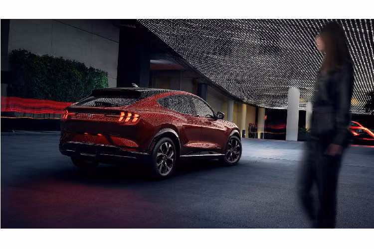 Tại Mỹ, người mua Mustang Mach-E có nhiều phiên bản để lựa chọn như tiêu chuẩn, California Route 1, Premium, First Edition và cao nhất là GT Performance. Mustang Mach-E có mạnh không? Người mua phiên bản Mustang Mach-E GT Performance sẽ nhận được chiếc crossover mạnh 459 mã lực sản xuất 459 mã lực và mô-men xoắn cực đại 830Nm, đủ để tăng tốc từ 0 – 96 km/ trong 3,5 giây. Đ