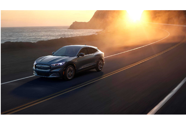 Trở lại với Ford Mustang Mach-E 2020 mới, đây là một bước đi mới của hãng xe Mỹ trong nổ lực điện khí hóa các dòng xe trong tương lai gần. Đây là mẫu crossover được thiết kế pha trộn giữa sự tiện dụng và hiệu suất cao. Ford Mustang Mach-E đi kèm với 02 tùy chọn gói pin lithium-ion: bao gồm: Standard Range và Extended Range, trong đó bản tiêu chuẩn sử dụng pin 288 cell dung lượng 288,7 kWh truyền công suất đến động cơ điện ở trục sau.