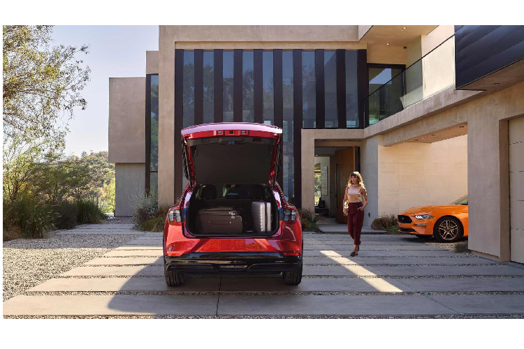 Về thiết kế Mustang Mach-E chia sẻ khá nhiều ngôn ngữ với ‘’người anh em’’ Coupe/Convertible Mustang. Đèn pha LED góc cạnh mang điểm chung, đèn hậu chia làm 3 phần. Đặc biệt, Ford Mach-E không hề có tay nắm cửa. Thay vào đó, người dùng mở xe thông qua các nút trên khung cửa. Tuỳ phiên bản, Mach-E sẽ lắp mâm kích thước từ 18, 19 hoặc 20 inch.