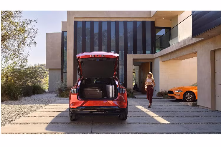 Về thiết kế Mustang Mach-E chia sẻ khá nhiều ngôn ngữ với ‘’người anh em’’ Coupe/Convertible Mustang. Đèn pha LED góc cạnh mang điểm chung, đèn hậu chia làm 3 phần. Đặc biệt, Ford Mach-E không hề có tay nắm cửa. Thay vào đó, người dùng mở xe thông qua các nút trên khung cửa. Tuỳ phiên bản, Mach-E sẽ lắp mâm kích thước từ 18, 19 hoặc 20 inch.