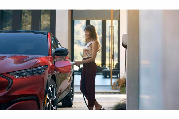 Là ‘’kẻ đến sau’’ xe điện Mustang Mach-E cực kỳ cạnh tranh so với các đối thủ chạy điện đang bán trên thị trường như, với phạm vi hoạt động lên đếm 300 dặm - ‘’ngựa hoang’’ chạy điện vượt trội hơn so với: Kia Niro EV (239 dặm), Jaguar I-Pace (234 dặm), Audi E-Tron (204 dặm) hay Tesla Model Y (chưa sx nhưng đạt mức 300 dặm) và khiêm tốn hơn Tesla Model3 (310 dặm)…