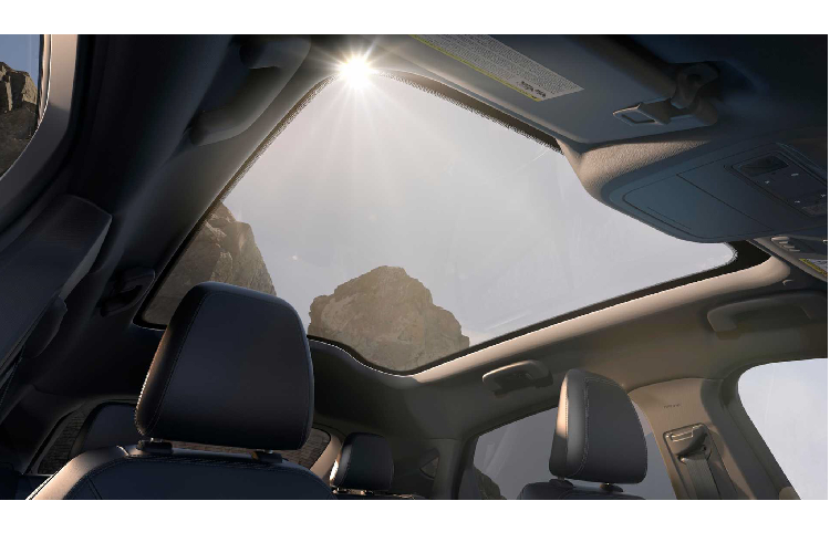 Tương tự Tesla, Ford đã thiết kế nội thất cho Mustang Mach-E tập trung vào sự đơn giản, thực dụng. Trang bị cửa sổ trời toàn cảnh, màn hình cảm ứng lớn 15,5 inch đặt dọc với núm xoay bố trí ở trung tâm trên bảng điều khiển, chạy hệ thống thông tin giải trí SYNC mới nhất của Ford, đồng thời hiển thị các thông tin trong gói an toàn Ford Co-Pilot 360 2.0 được trang bị sẵn Mustang Mach-E.