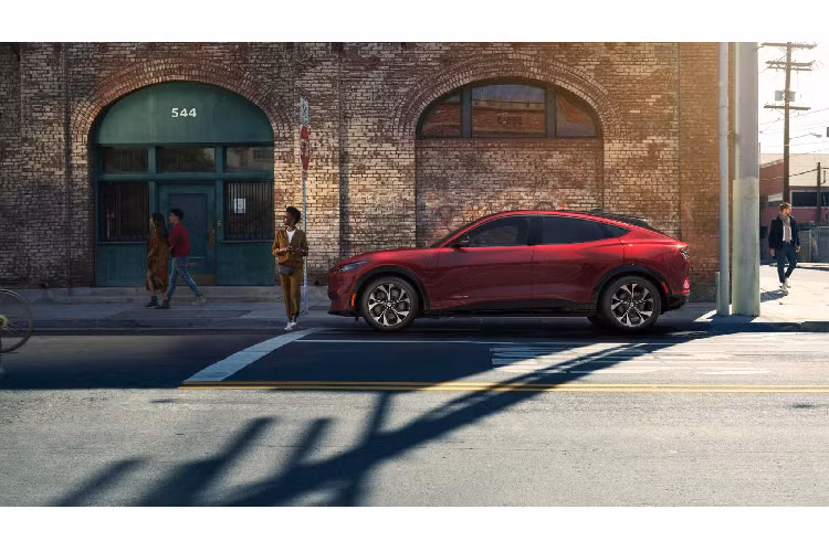 Bên cạnh đó, phiên bản Extended Range sử dung pin 376 cell lớn hơn 98,8 kWh, sức mạnh được truyền xuống động cơ điện đặt ở hai trục trước/ sau (AWD). Nhờ đó, Mustang Mach-E có phạm vi hoạt động lên đến 300 dặm tương đương với 482 km sau mỗi lần sạc đầy với gói trang bị gói pin ở phiên bản Nâng Cao (Extended Range) dẫn động cầu sau.