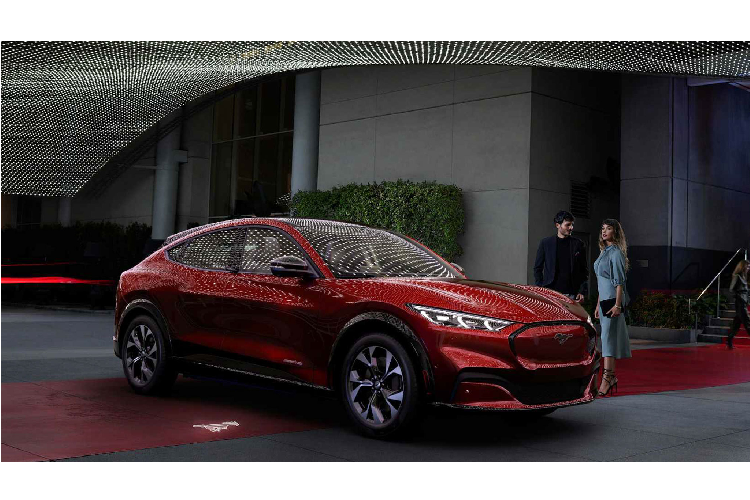 Ford không đứng ngoài cuộc chơi xe điện, hãng xe Mỹ đã mượn cái tên ‘’Mustang’’ của dòng xe cơ bắp mang tính biểu tượng của mình để đặt tên cho chiếc crossover chạy điện hoàn toàn mới. Điều này giúp Ford Mustang Mach-E mới trở nên quen thuộc và được phổ biến rộng rãi hơn trên toàn thế giới. Đây là cách đặt tên Pr một cách tài tình từ Ford!