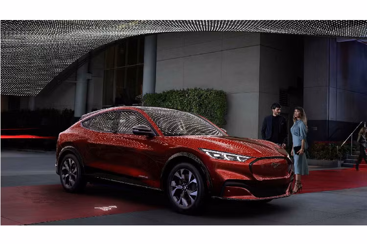 Ford không đứng ngoài cuộc chơi xe điện, hãng xe Mỹ đã mượn cái tên ‘’Mustang’’ của dòng xe cơ bắp mang tính biểu tượng của mình để đặt tên cho chiếc crossover chạy điện hoàn toàn mới. Điều này giúp Ford Mustang Mach-E mới trở nên quen thuộc và được phổ biến rộng rãi hơn trên toàn thế giới. Đây là cách đặt tên Pr một cách tài tình từ Ford!