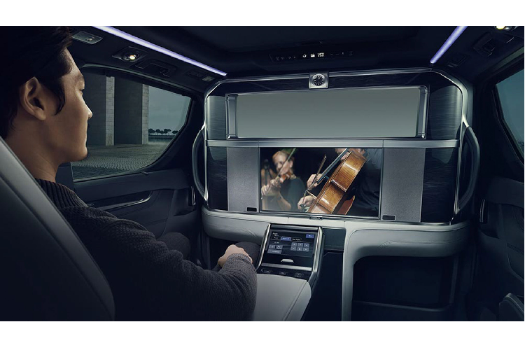 Bên cạnh thiết kế ngoại thất cao cấp với lưới tản nhiệt hình con suốt “Spindle Grille” cỡ lớn kết hợp với nhiều chi tiết crôm sang trọng. Điểm khác biệt của Lexus LM so với Toyota Alphard chính là nội thất, trong đó LM được trang bị 2 ghế hạng thương gia ở phía sau, hai ghế to bản này sử dụng tấm đệm làm từ bọt polyurethane và bọc da cao cấp để đảm bảo sự êm ái.