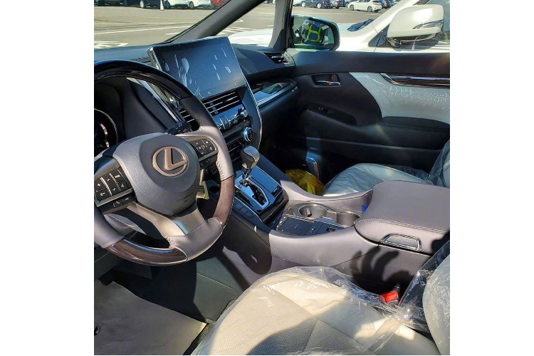 Lexus LM hoàn toàn mới có 02 lựa chọn hệ dẫn động bao gồm, cầu trước (FWD) và bốn bánh (AWD). Khác với Toyota Alphard, Lexus LM đem lại khả năng vận hành êm ái cho các ổng chủ phía sau hơn nhờ sử dụng hệ thống treo với giảm xóc “Swing Valve Shock Absorber” chia sẻ từ dòng sedan cỡ trung ES thế hệ mới.