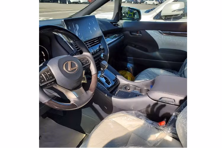 Lexus LM hoàn toàn mới có 02 lựa chọn hệ dẫn động bao gồm, cầu trước (FWD) và bốn bánh (AWD). Khác với Toyota Alphard, Lexus LM đem lại khả năng vận hành êm ái cho các ổng chủ phía sau hơn nhờ sử dụng hệ thống treo với giảm xóc “Swing Valve Shock Absorber” chia sẻ từ dòng sedan cỡ trung ES thế hệ mới.