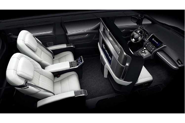 Hơn nữa, cả hai ghế đều có thể ngả ra phía sau và có chỗ để tựa chân, ngay chính giữa hàng ghế là bệ tỳ tay cỡ lớn tích hợp nút bấm điều khiển cảm ứng đa chức năng bao gồm hệ thống giải trí, các chức năng thư giãn như massage và hệ thống điều hoà.