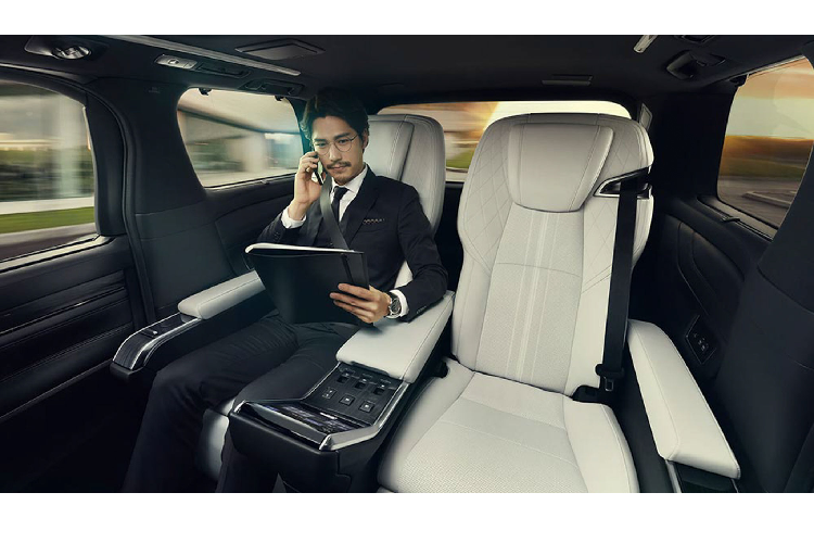 Chưa hết, LM còn có thêm cửa sổ trời riêng biệt ở phía sau, trang bị đèn LED trang trí nội thất, đồng hồ và dàn âm thanh cao cấp Mark Levinson quen thuộc của Lexus.