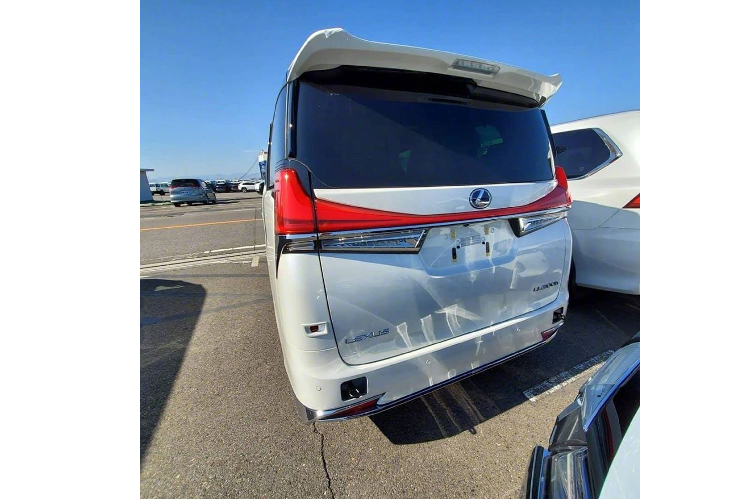 Để tăng sự riêng tư, Lexus LM được thiết kế một vách ngăn giúp tách biệt giữa khoang lái và khoang ông chủ, trên vách ngăn ngày còn tích hợp màn hình giải trí 26 inch.