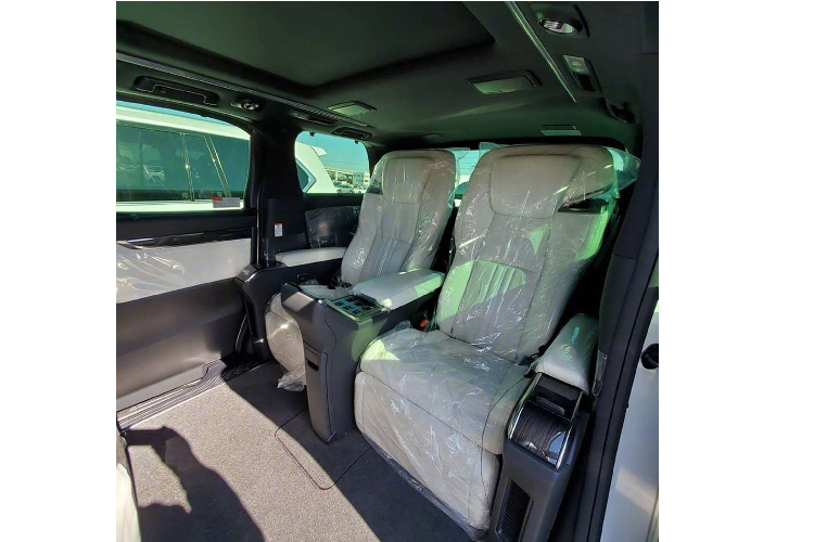 Lexus LM 2020 mới được bán ra với 02 phiên bản khác nhau gồm: LM300h và LM350, trong đó phiên bản LM300h sử dụng động cơ 2.5L, trong khi phiên bản LM350 cao cấp hơn sử dụng động cơ V6 dung tích 3.5L hút khí tự nhiên (N/A).