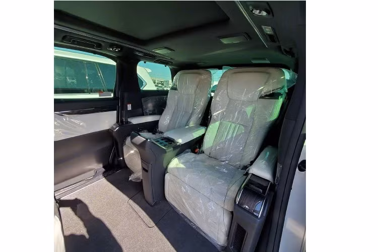 Lexus LM 2020 mới được bán ra với 02 phiên bản khác nhau gồm: LM300h và LM350, trong đó phiên bản LM300h sử dụng động cơ 2.5L, trong khi phiên bản LM350 cao cấp hơn sử dụng động cơ V6 dung tích 3.5L hút khí tự nhiên (N/A).