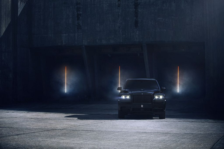 Ngoại thất SUV siêu sang Rolls-Royce Cullinan Black Badge: Vị vua của bóng đêm. Màu sơn đơn sắc được tạo nên từ nhiều lớp sơn khác nhau là kết quả của một quá trình vô cùng phức tạp. Rất nhiều lớp sơn, lớp phủ bóng được thực hiện tỉ mỉ và đánh bóng hoàn toàn thủ công tại nhà máy của Rolls-Royce ở Goodwood, West Sussex. Màu sơn đen đậm làm nổi bật những đường coachline trứ danh của Rolls-Royce.