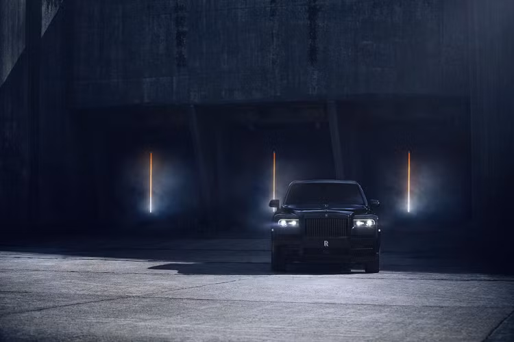 Ngoại thất SUV siêu sang Rolls-Royce Cullinan Black Badge: Vị vua của bóng đêm. Màu sơn đơn sắc được tạo nên từ nhiều lớp sơn khác nhau là kết quả của một quá trình vô cùng phức tạp. Rất nhiều lớp sơn, lớp phủ bóng được thực hiện tỉ mỉ và đánh bóng hoàn toàn thủ công tại nhà máy của Rolls-Royce ở Goodwood, West Sussex. Màu sơn đen đậm làm nổi bật những đường coachline trứ danh của Rolls-Royce.