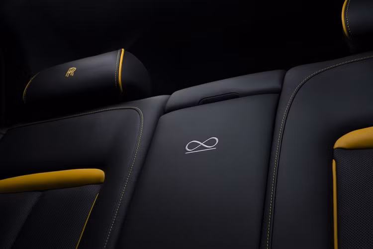 Các chuyên gia nội thất của Rolls-Royce đã tạo ra một màu tương phản hoàn toàn mới cho Cullinan Black Badge: Forge Yellow. Cũng như các màu da khác, màu da mới này hoàn toàn có thể áp dụng cho ghế vọng cảnh, ngăn chứa bộ phụ kiện dã ngoại theo mong muốn của khách hàng.