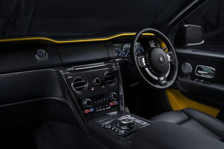 Nội thất Cullinan Black Badge: Thoải mái bậc nhất, thiết kế táo bạo. Thông thường, khoang hành khách sẽ được thiết kế để tách biệt khách hàng khỏi các bộ phận vận hành trên xe nhưng đối với phiên bản Black Badge các chuyên gia đã khéo léo tạo điểm nhấn để hành khách có thể trải nghiệm sự êm ái, thẩm mỹ táo bạo, vật liệu cao cấp, chế tác tinh xảo nhưng đâu đó vẫn cảm nhận được sức mạnh khả năng vận hành vượt trội của chiếc xe.