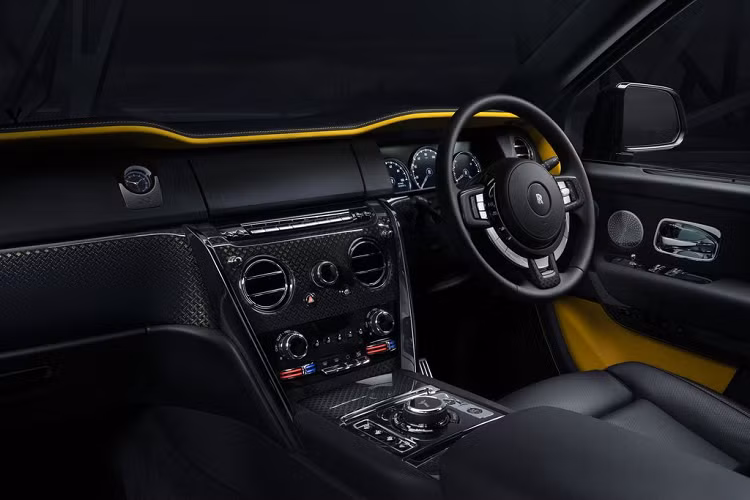 Nội thất Cullinan Black Badge: Thoải mái bậc nhất, thiết kế táo bạo. Thông thường, khoang hành khách sẽ được thiết kế để tách biệt khách hàng khỏi các bộ phận vận hành trên xe nhưng đối với phiên bản Black Badge các chuyên gia đã khéo léo tạo điểm nhấn để hành khách có thể trải nghiệm sự êm ái, thẩm mỹ táo bạo, vật liệu cao cấp, chế tác tinh xảo nhưng đâu đó vẫn cảm nhận được sức mạnh khả năng vận hành vượt trội của chiếc xe.