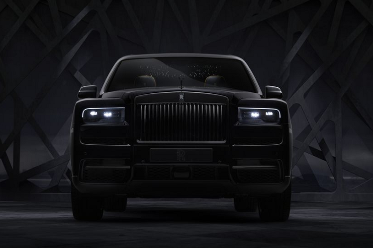 Màu sơn đơn sắc được tạo nên từ nhiều lớp sơn khác nhau là kết quả của một quá trình vô cùng phức tạp. Rất nhiều lớp sơn, lớp phủ bóng được thực hiện tỉ mỉ và đánh bóng hoàn toàn thủ công tại nhà máy của Rolls-Royce ở Goodwood, West Sussex. Màu sơn đen đậm làm nổi bật những đường coachline trứ danh của Rolls-Royce.