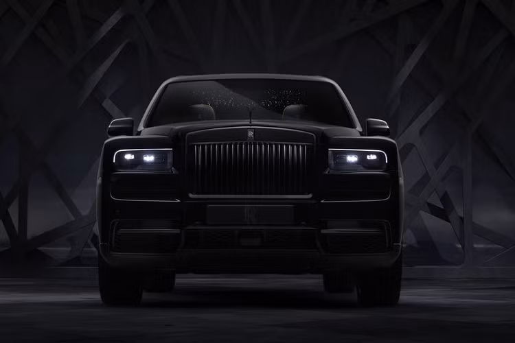 Màu sơn đơn sắc được tạo nên từ nhiều lớp sơn khác nhau là kết quả của một quá trình vô cùng phức tạp. Rất nhiều lớp sơn, lớp phủ bóng được thực hiện tỉ mỉ và đánh bóng hoàn toàn thủ công tại nhà máy của Rolls-Royce ở Goodwood, West Sussex. Màu sơn đen đậm làm nổi bật những đường coachline trứ danh của Rolls-Royce.