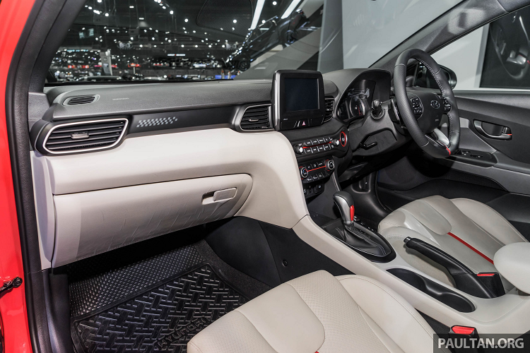 Kiểu động cơ và hiệu suất của Hyundai Veloster turbo tương tự Hyundai Elantra Sport đang bán tại Việt Nam.