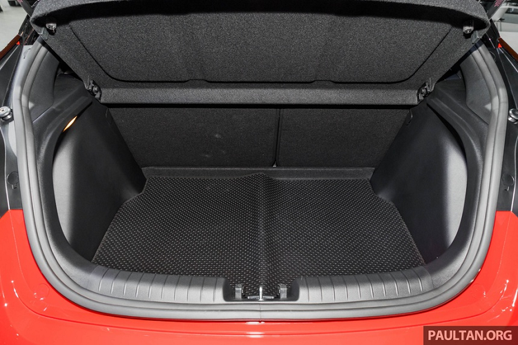 Các nút điều khiển thông tin giải trí được đẩy xuống bên cạnh nút khởi động. Bảng điều khiển trung tâm tập trung vào người lái hơn. Vô lăng và các nút công cụ cũng được thiết kế mới.