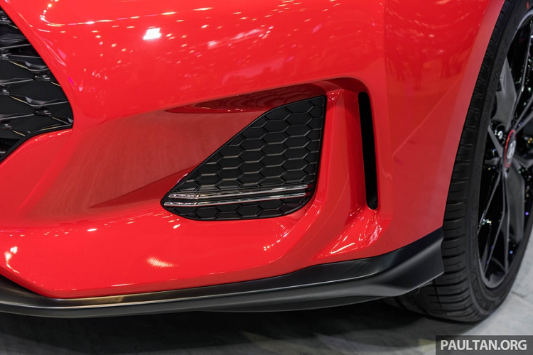 Hyundai Veloster hoàn toàn mới giờ đây là mẫu xe 5 cửa thay vì 4 cửa như trước đây. Vòm bánh sau mở rộng, đèn hậu 2 mảnh kéo gần về cột D. Ống xả kép thể thao là đặc trưng trên Veloster.