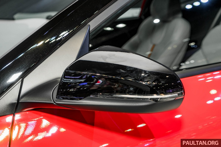 Bên trong nội thất, bố cục bảng điều khiển hoàn toàn mới. Kiểu bố trí hình chữ V màn hình giải trí và cửa điều hòa được loại bỏ. Thay vào đó, màn hình cảm ứng đặt độc lập, cạnh hai cửa điều hòa nhỏ hơn.