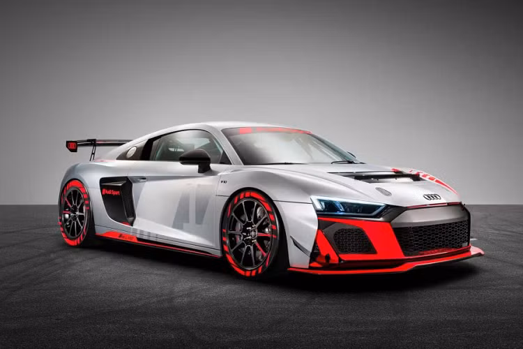 Để phù hợp với các tiêu chuẩn của giải đua này, khối động cơ V10 của xe chỉ có công suất cực đại 488 mã lực đi cùng hộp số tự động ly hợp kép 7 cấp.