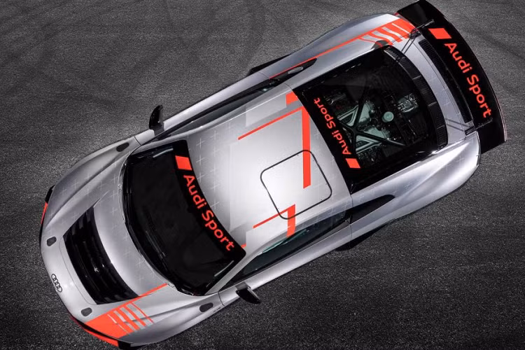 Xe được trang bị kèm với hệ thống ABS có thể tùy chỉnh lên đến 8 chế độ khác nhau thông qua núm xoay trên vô-lăng. Vô-lăng đua của xe được thay thế bằng vô-lăng của phiên bản đua GT2 mạnh mẽ hơn.