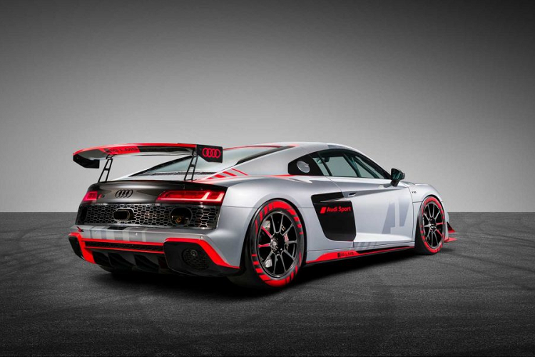 Khoang lái bên trong của xe đua Audi R8 được lược bỏ ghế phụ cùng những chi tiết dư thừa khác, thêm vào lưới an toàn cùng khung chống lật. Xe cũng sở hữu phần mui có lỗ thoát hiểm.