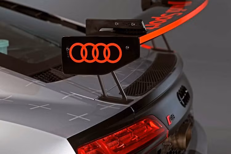 Có thể nói, Audi R8 LMS GT4 có nhiều nét tương đồng với phiên bản R8 V10 RWD vừa được ra mắt thời gian gần đây khi cũng sử dụng hệ dẫn động cầu sau.