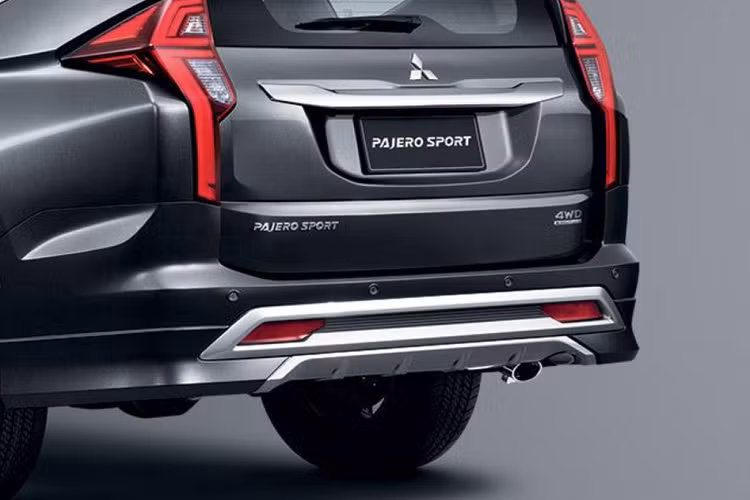 Cản dưới của Pajero Sport 2020 phiên bản thể thao hầm hố và mạnh mẽ hơn hẳn so với bản tiêu chuẩn