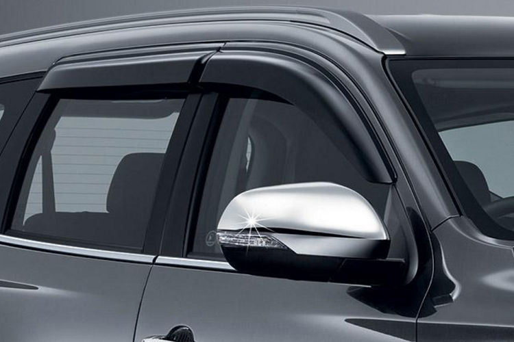 Tiếp tới trên phiên bản thể thao còn có các trang bị ngoại thất đồng bộ như ốp gương, tay nắm cửa mạ chrome, bậc lên xuống cùng nẹp đính logo, vè che mưa cho cả 4 cánh cửa...