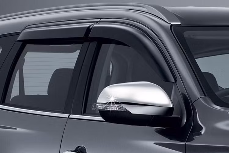 Tiếp tới trên phiên bản thể thao còn có các trang bị ngoại thất đồng bộ như ốp gương, tay nắm cửa mạ chrome, bậc lên xuống cùng nẹp đính logo, vè che mưa cho cả 4 cánh cửa...