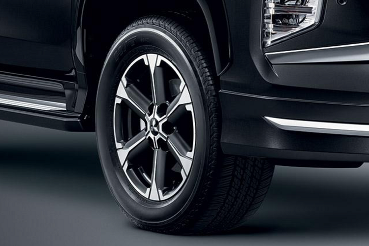 Phiên bản thể thao được trang bị bộ mâm đa chấu với thiết kế đơn giản và dứt khoát hơn so với phiên bản tiêu chuẩn