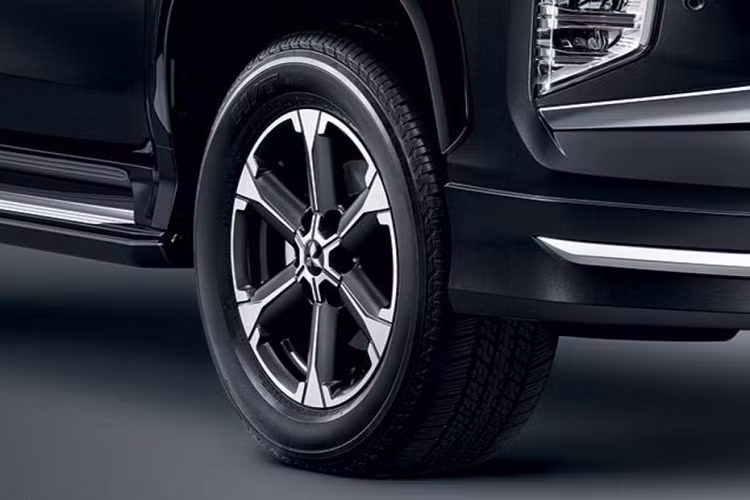 Phiên bản thể thao được trang bị bộ mâm đa chấu với thiết kế đơn giản và dứt khoát hơn so với phiên bản tiêu chuẩn