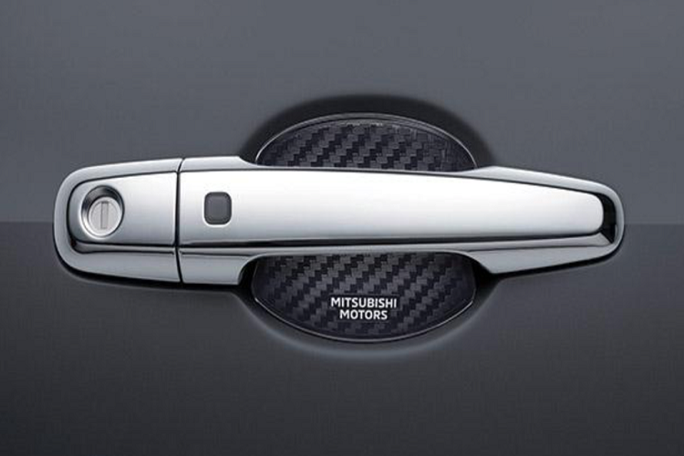 Tay nắm cửa ốp chrome cùng chi tiết bên trong giả carbon khá độc đáo