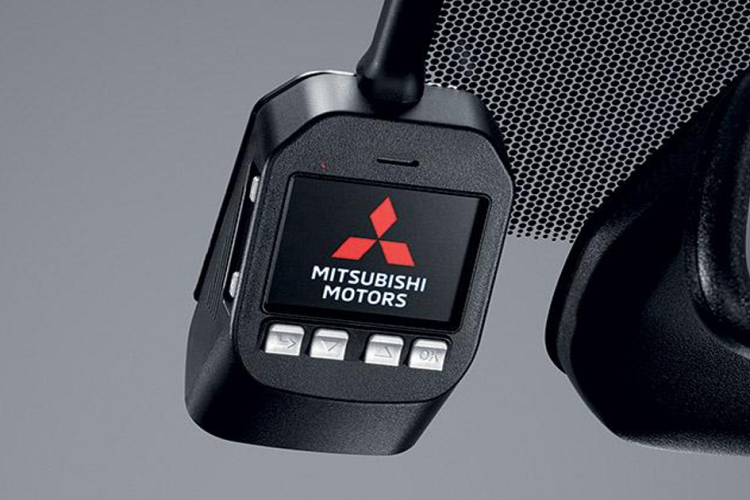 Hệ thống camera hành trình được tích hợp sẵn sẽ giúp các tài xế lái xe an toàn hơn... Hiện giá xe Mitsubishi Pajero Sport 2020 vẫn chưa được hãng xe Nhật bản công bố chính thức đến người dùng.