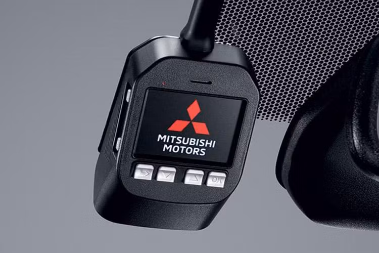 Hệ thống camera hành trình được tích hợp sẵn sẽ giúp các tài xế lái xe an toàn hơn... Hiện giá xe Mitsubishi Pajero Sport 2020 vẫn chưa được hãng xe Nhật bản công bố chính thức đến người dùng.