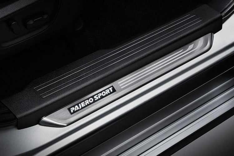 Logo tích hợp đèn chào mừng trên bậc lên xuống