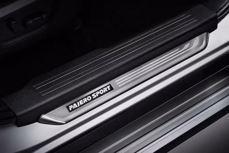 Logo tích hợp đèn chào mừng trên bậc lên xuống