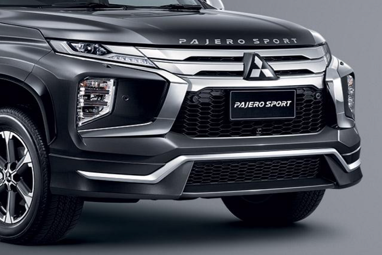 Như đã nói ở trên so với phiên bản tiêu chuẩn, phiên bản thể thao của mẫu xe SUV Mitsubishi Pajero Sport 2020 sẽ không có sự khác biệt nào về phần thiết kế tổng thể. Sự khác nhau chỉ đến từ các trang bị nhỏ đi kèm như bộ body-kit mới dễ dàng nhận thấy ở phần cản dưới đầu và đuôi xe.