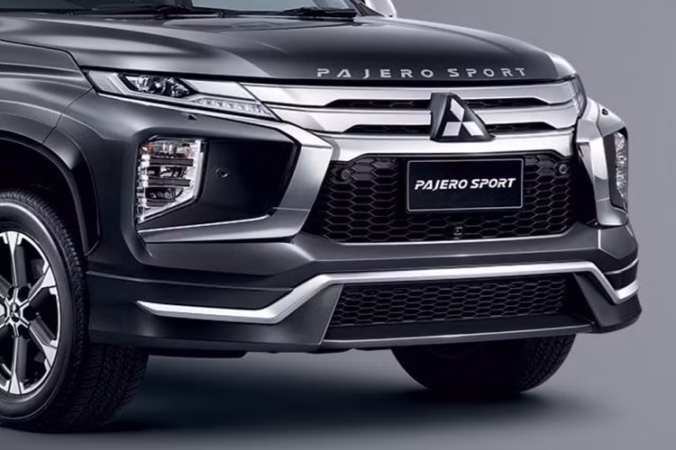 Như đã nói ở trên so với phiên bản tiêu chuẩn, phiên bản thể thao của mẫu xe SUV Mitsubishi Pajero Sport 2020 sẽ không có sự khác biệt nào về phần thiết kế tổng thể. Sự khác nhau chỉ đến từ các trang bị nhỏ đi kèm như bộ body-kit mới dễ dàng nhận thấy ở phần cản dưới đầu và đuôi xe.